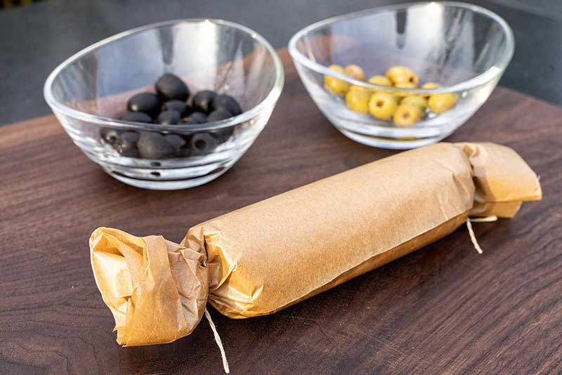 Die Butter in das Backpapier aufrollen, die Enden jeweils mit einer
Schnur zusammenbinden und anschließend im Kühlschrank aufbewahren.