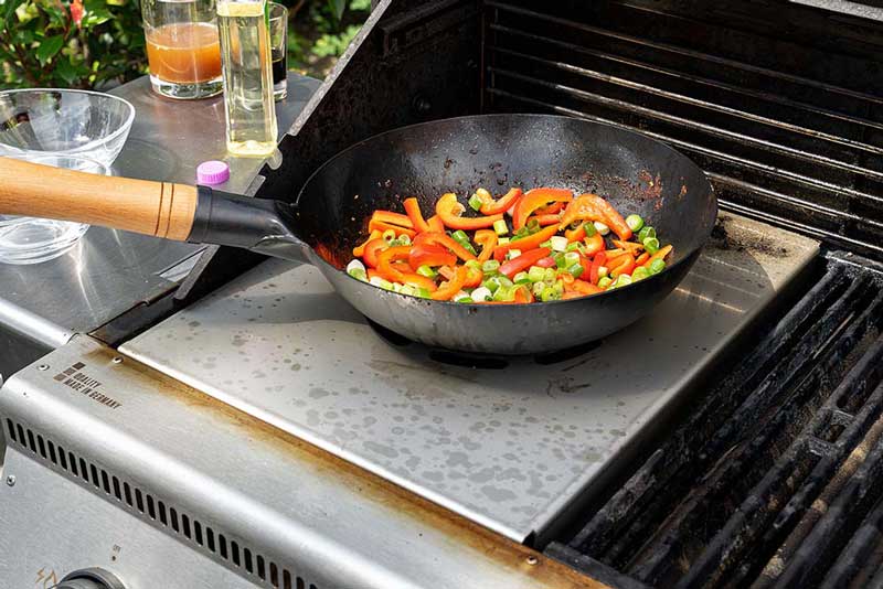 Den Wok nun wieder mit einem EL Erdnussöl benetzen und
anschließend die Paprikastreifen mit den Frühlingszwiebeln anbraten.