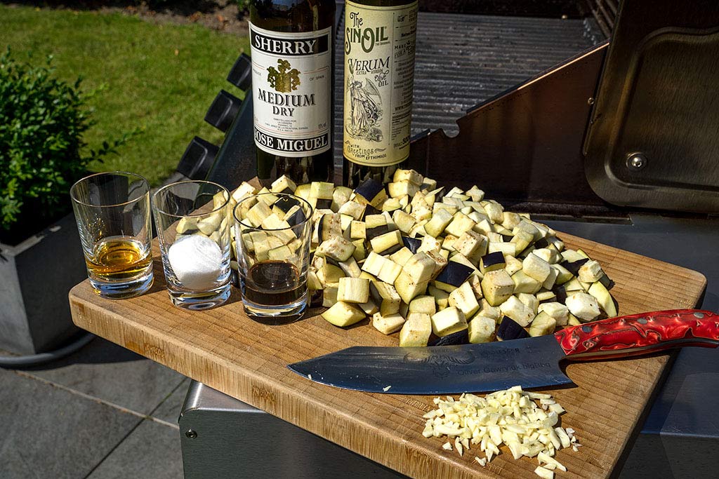 Süße Auberginen schneiden
