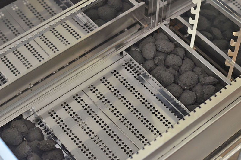 Die Kohletrenner schaffen Bereiche mit und ohne Kohle (indirektes Grillen) Die Kohletrenner schaffen Bereiche mit und ohne Kohle (indirektes Grillen)