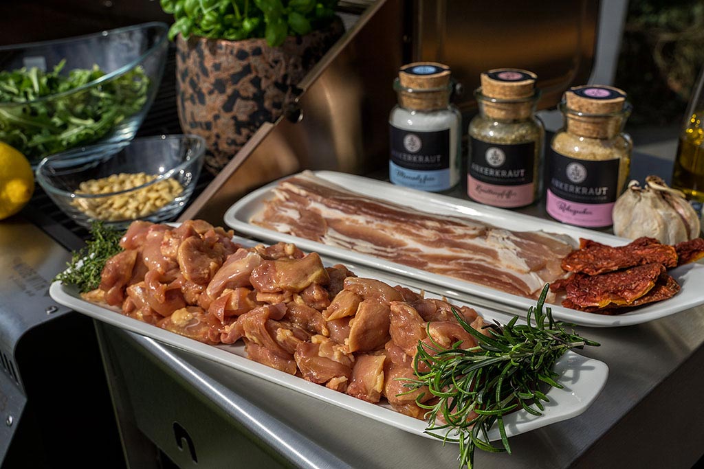 Hähnchenspieße im Speckmantel mit Pesto