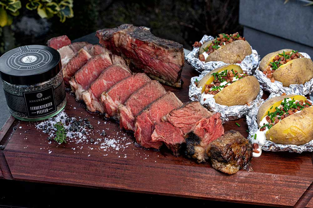 Steak im Caveman Style mit Folienkartoffeln