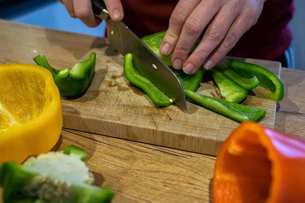 Paprika-Streifen schneiden