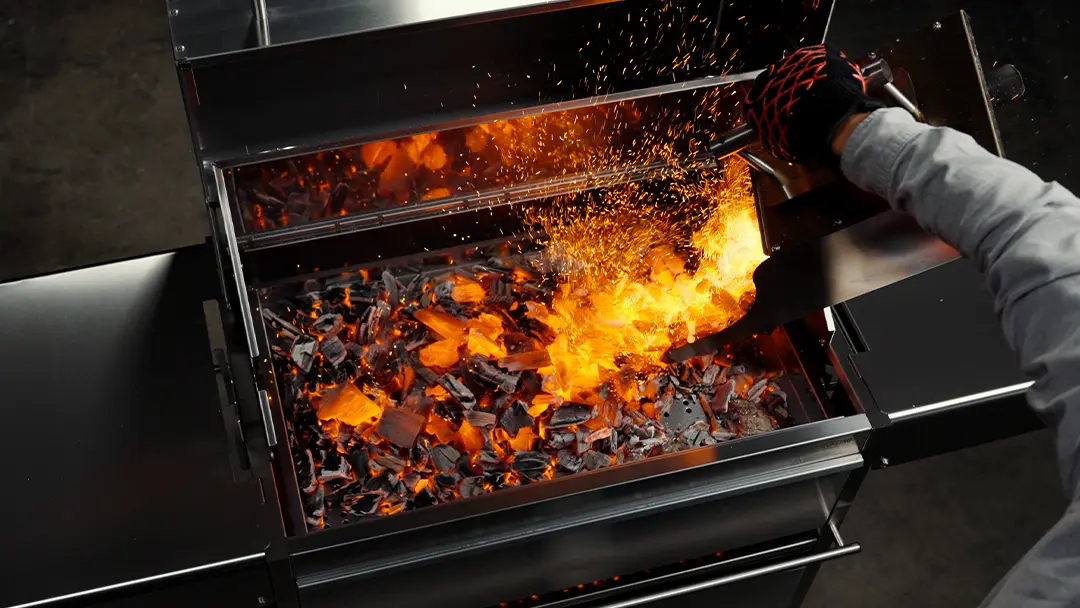 Holzkohlegrill mit heißer Glut