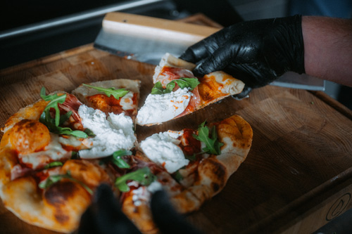 Auberginenröllchen mit Ziegenkäse und Tomaten-Topping