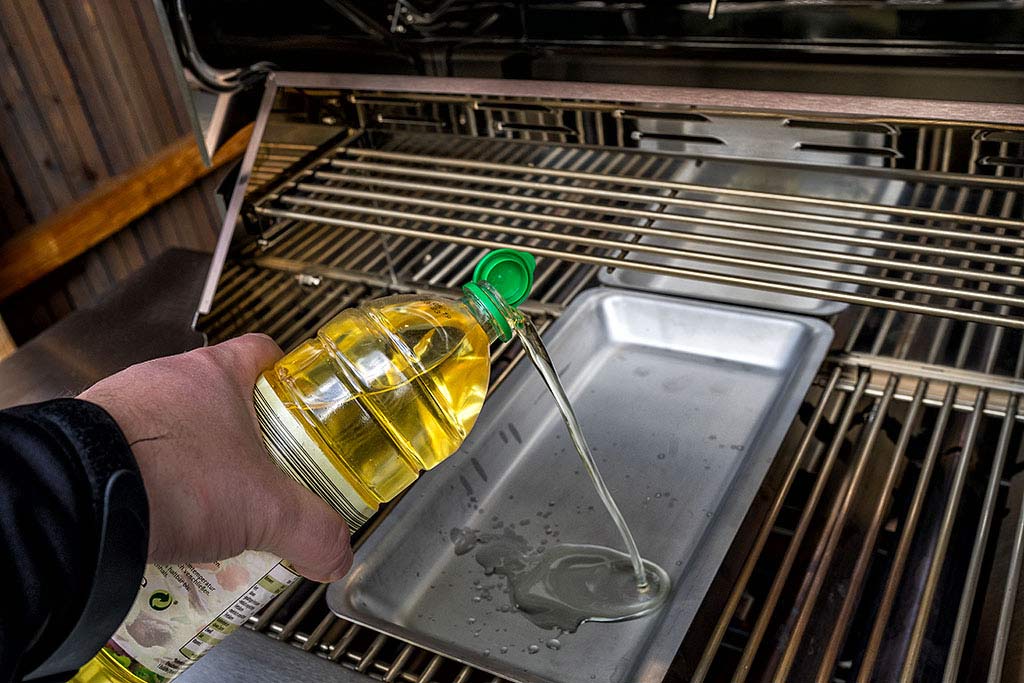 Pfanne oder Grillschale vorbereiten