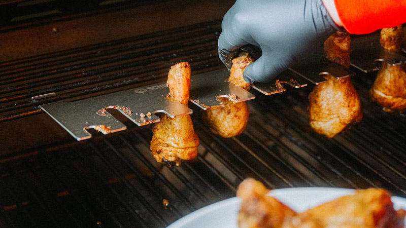 Hähnchenkeulenhalter und Rosterweiterung für die zweite Grillebene