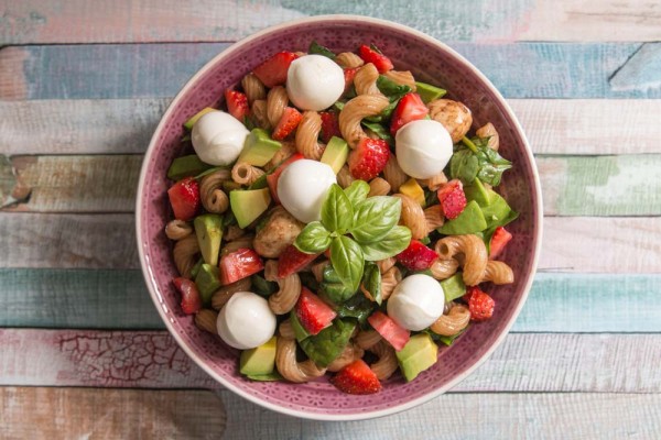 Nudelsalat mit Mozzarella, Erdbeeren und Babyspinat