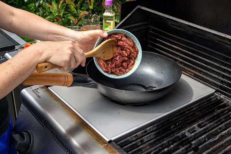 Den Wok maximal vorheizen