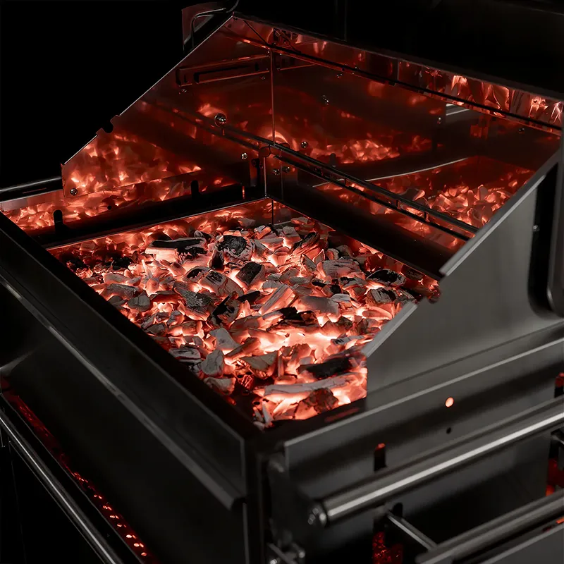 Nachfüllklappe erlaubt Bestückung auch während des Grillens.