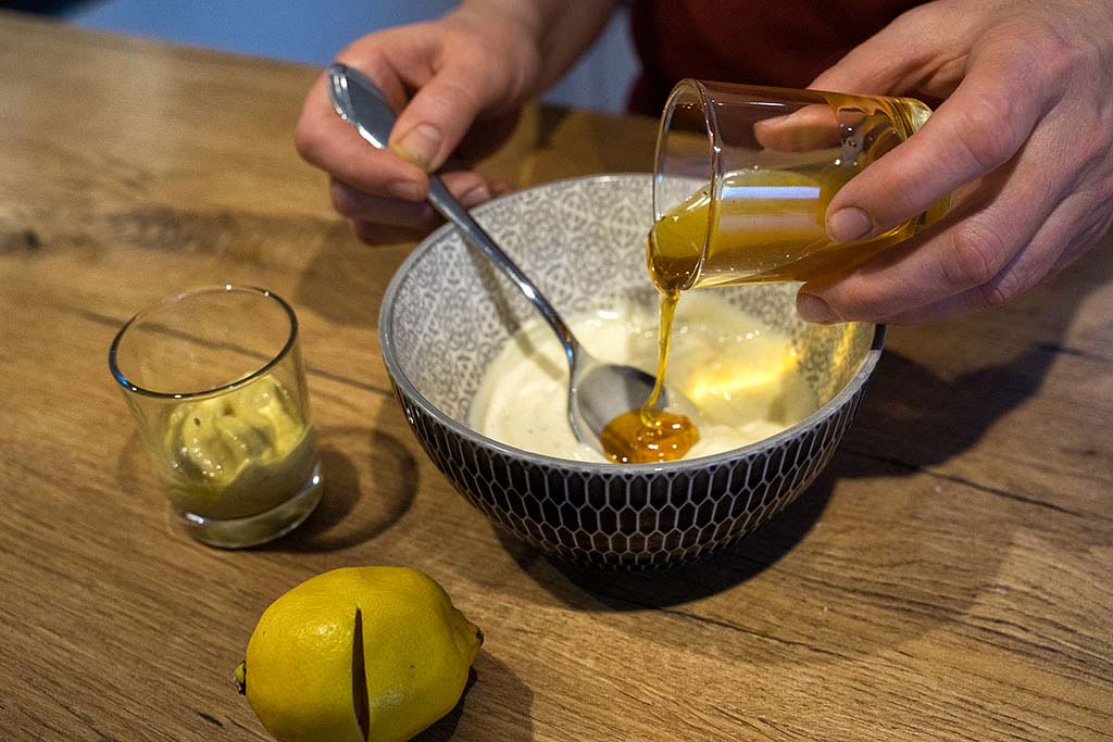Honig-Senf-Mayonnaise zubereiten