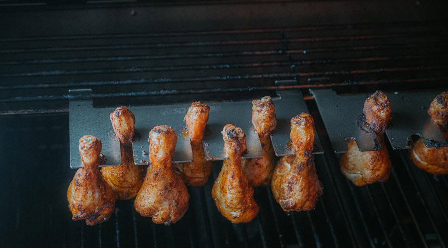 Hähnchenkeulenhalter und Rosterweiterung für die zweite Grillebene