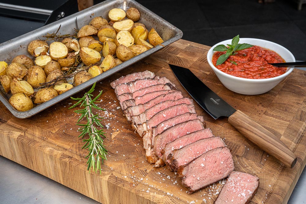 Das Endergebnis: Mojo Rojo mit Rosmarinkartoffeln an US Rib Eye