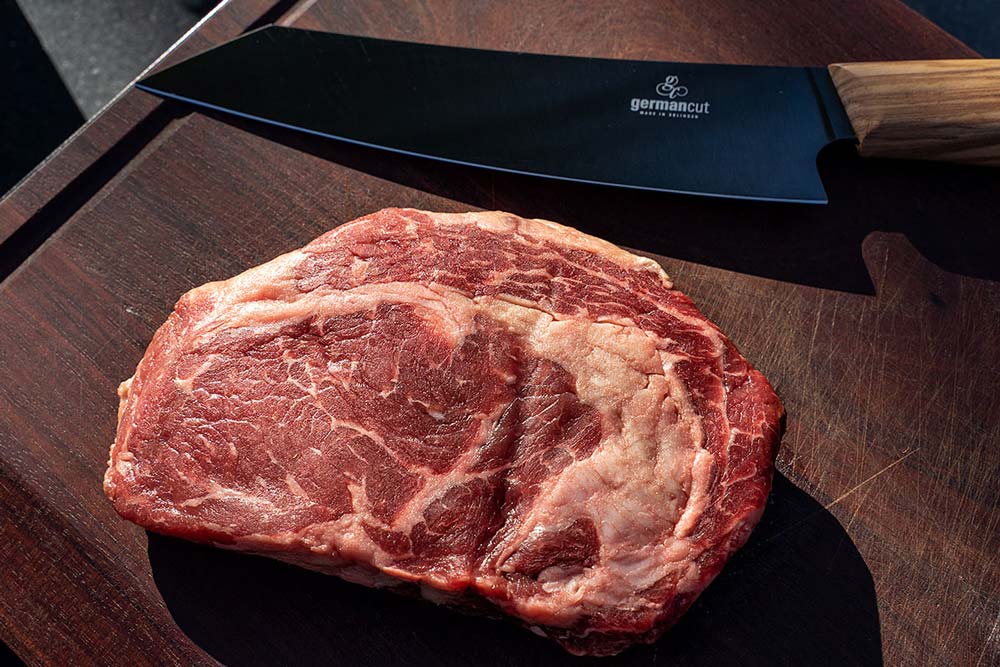 Entrecôte beidseitig mit Salzflocken bestreuen und über direkter Hitze grillen.