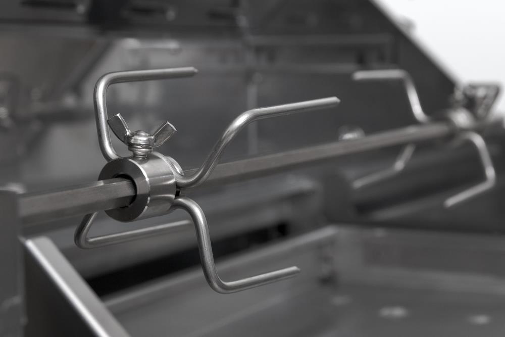 Starke Klammern aus Edelstahl halten Hähnchen und Co auf Position Starke Klammern aus Edelstahl halten Hähnchen und Co auf Position