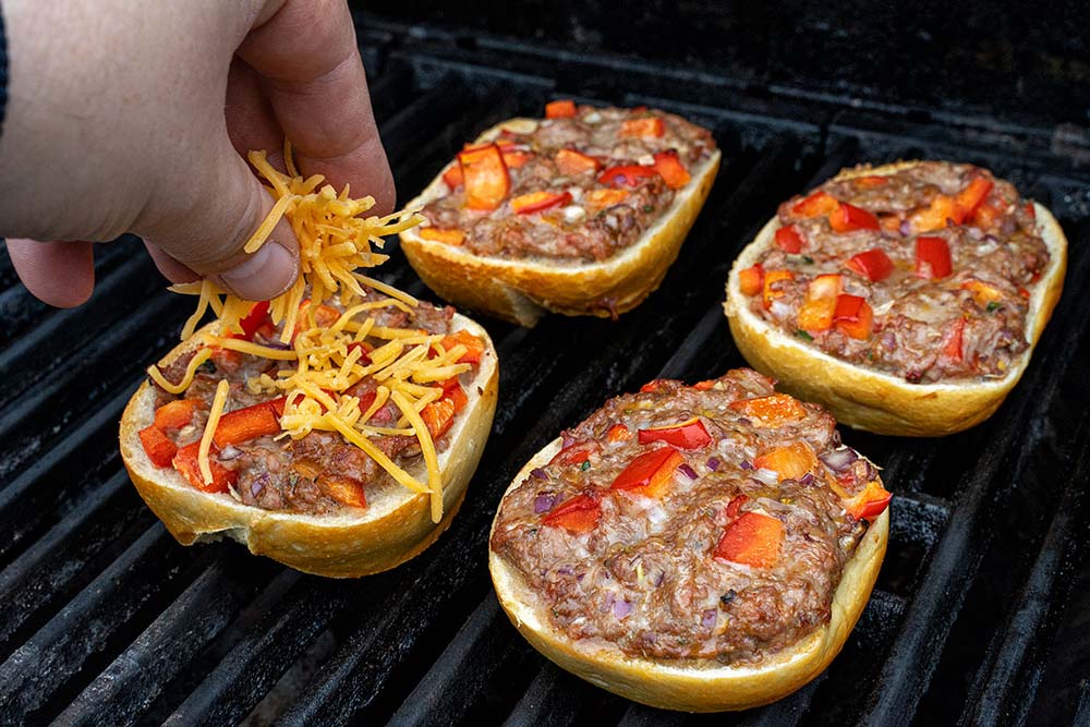 Mit Cheddar belegen