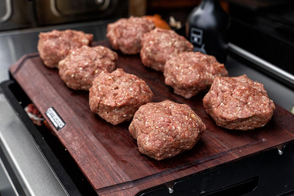 Das ca. 2 kg schwere Gehackte in 8 Teile á 250 g teilen.