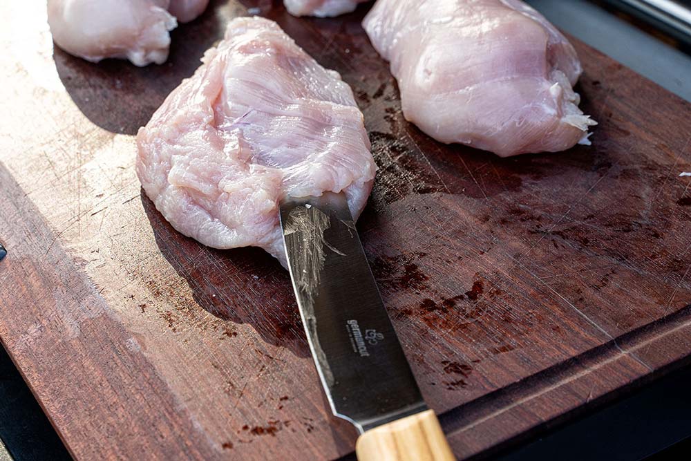 Anschließend schneiden wir mit einem scharfen, langen Messer (z.B. Filitiermesser oder Tranchiermesser)
eine Tasche für die Füllung in die Hähnchenbrüste.