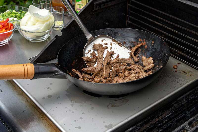 Das gleichmäßige Angrillen gelingt am besten,
wenn man die Menge an Fleisch in zwei Etappen anbrät.