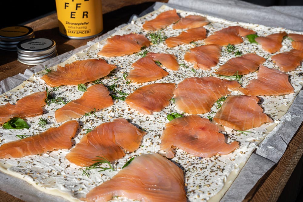 Kräuter und Lachs hinzufügen
