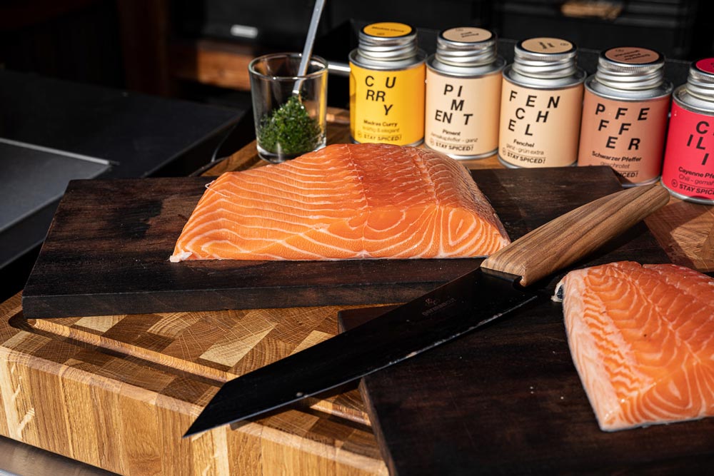 Lachs auf Holzplanke legen