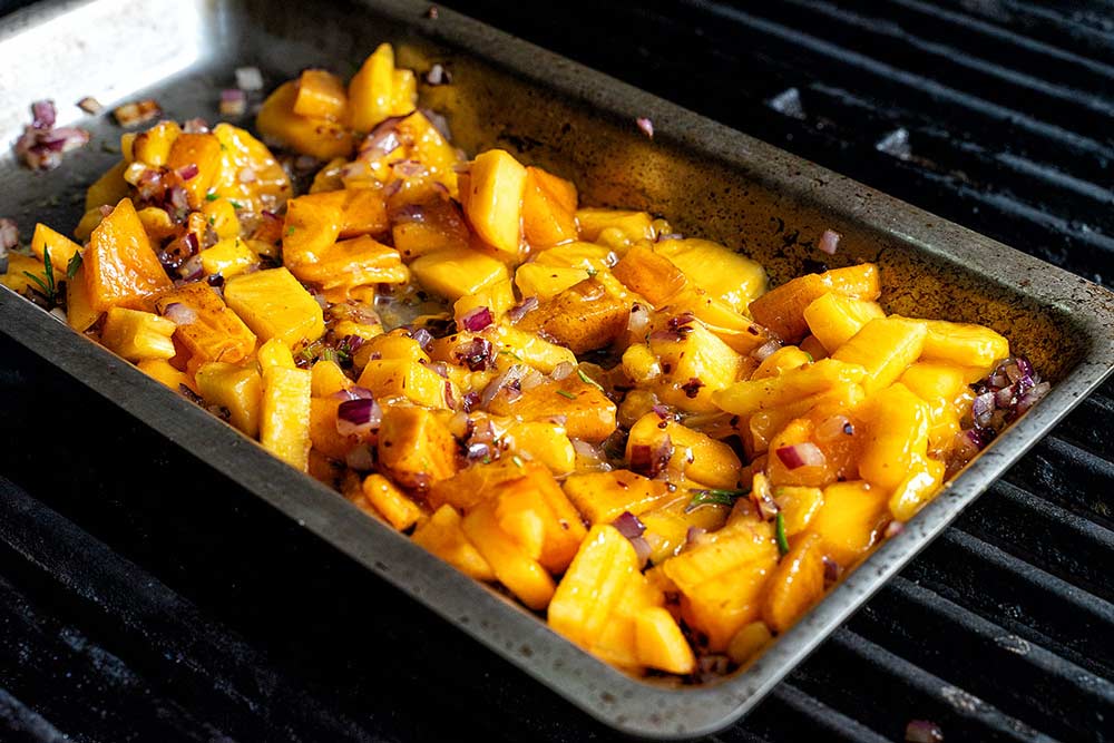 Die Grillschale L kann direkt auf das Grillrost gestellt werden Die Grillschale L kann direkt auf das Grillrost gestellt werden