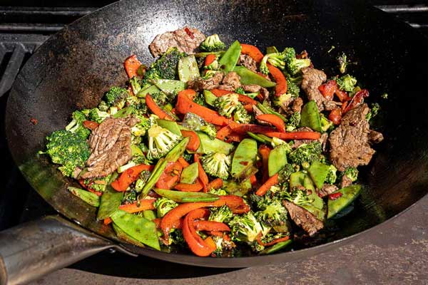 Alle Zutaten wieder zurück in den Wok geben,
heiß werden lassen und anschließend mit Sojasauce ablöschen.
