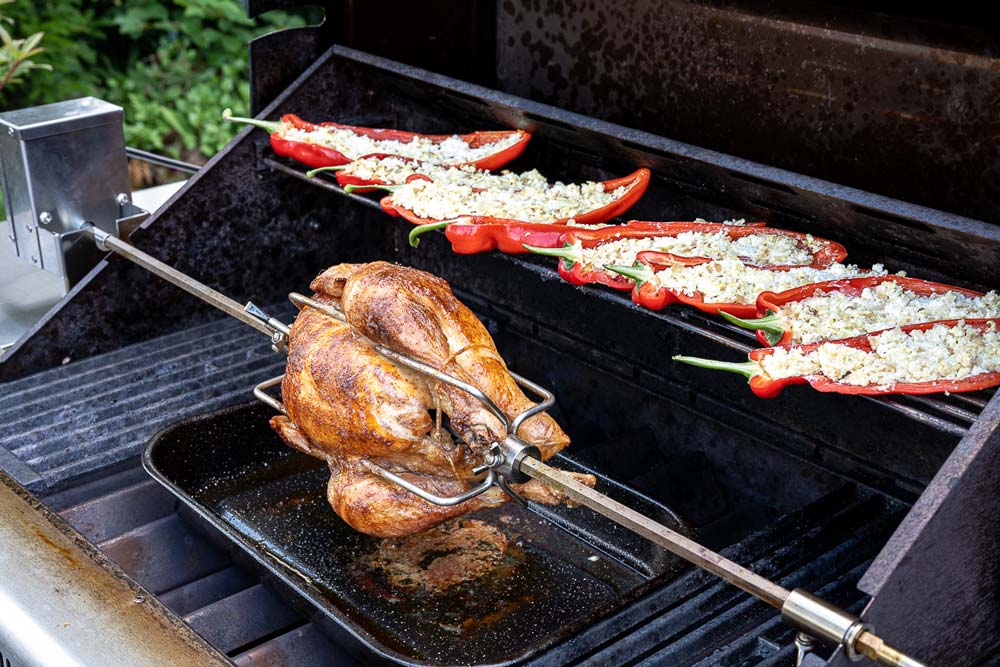 10 – 15 Minuten bevor das Hähnchen fertig gegrillt ist,
die gefüllten Spitzpaprika-Hälften auf den Warmhalterost des Grills platzieren.
Die gefüllte Spitzpaprika ist fertig gegart, sobald die äußere Schale weich geworden ist.