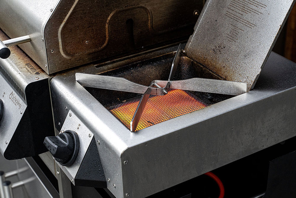 Heute zeigen wir ein leckeres Wok-Rezept mit dem Schickling-Grill Wok-Aufsatz.
Er ersetzt den Grillrost und liegt sicher über dem heißen Infrarotbrenner für optimale Hitze.