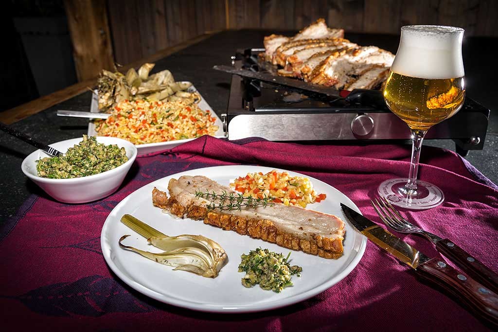 Grillrezept: Knuspriger Duroc Schweinebauch mit Fenchel, Salsa Verde u. Sonnenweizen-Pfanne
