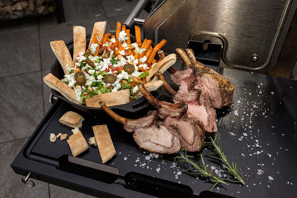 Iberico Karree mit griechischem Pommes-Salat