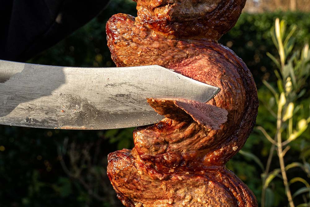 Picanha vom Drehspieß schneiden
