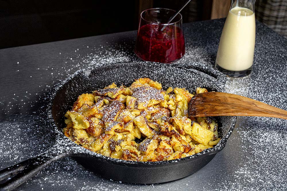 Kaiserschmarrn mit Vanillesauce und Rote Grütze