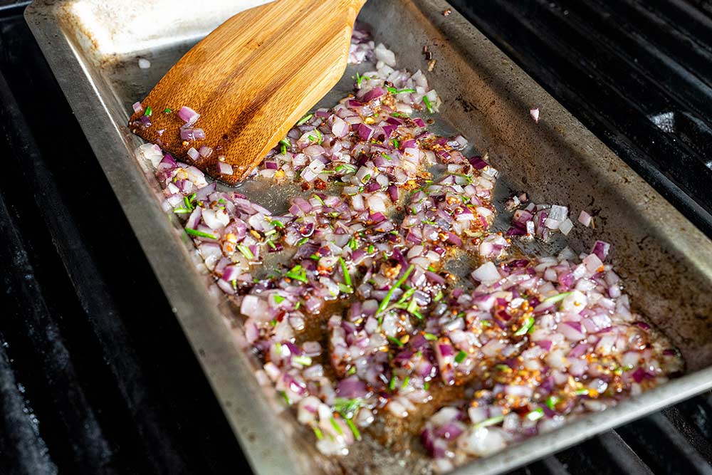 Zwiebeln rösten in der Grillschale L Zwiebeln rösten in der Grillschale L