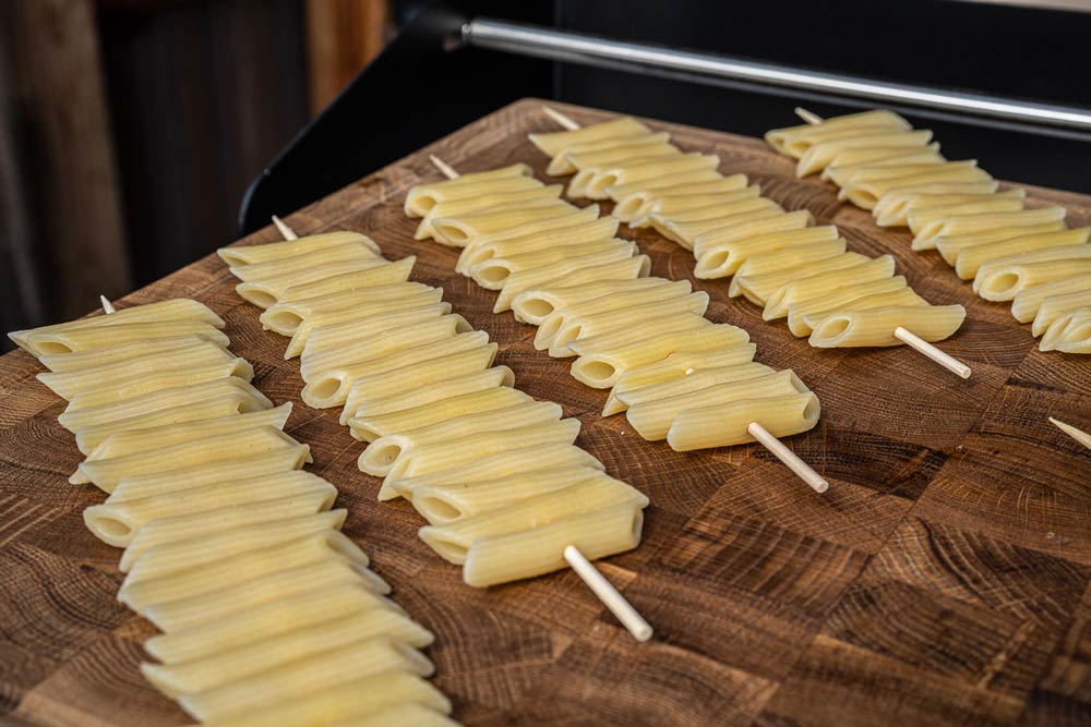 Pasta-Pizza-Sticks aufspießen