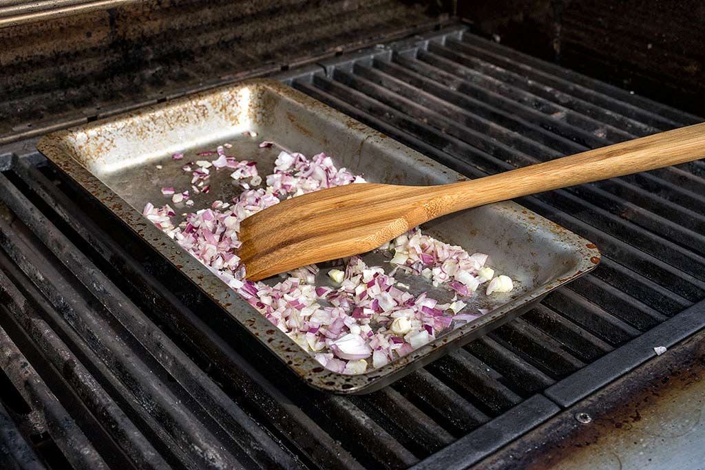 Zwiebeln und Gemüse anbraten