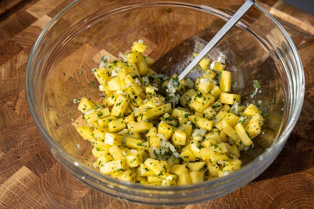 Mango-Salsa mischen