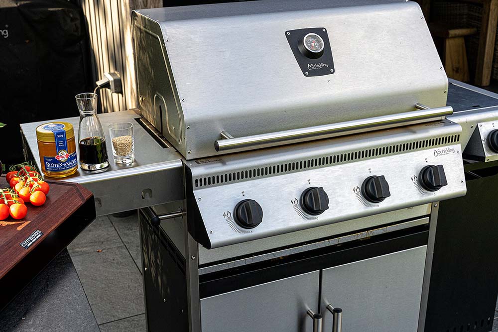 Heize deinen Grill auf ca. 200 °C vor.