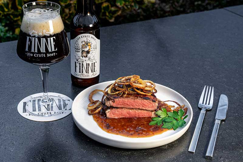 Argentinisches Roastbeef mit Zwiebel-Bier Sauce vom Grill