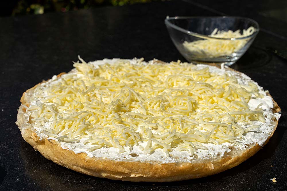 Jetzt noch den geriebenen Käse auf beiden Hälften verteilen