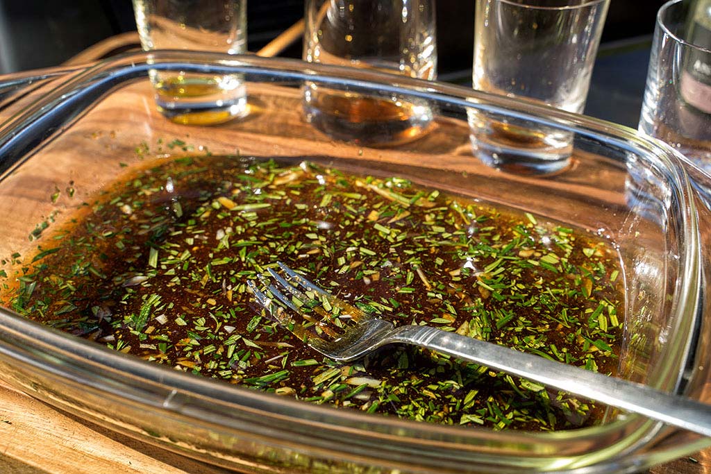 Balsamico, Olivenöl, Sojasoße, Zucker, Pfeffer, Rosmarin und Knoblauchzehen vermengen