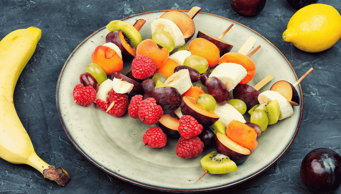 Bunte Obstspieße – frischer und gesunder Snack für die Grillparty