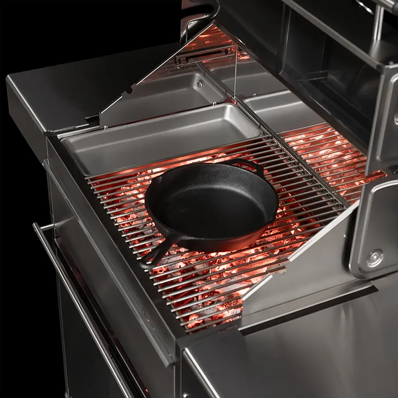 Mit dem Anzündkamin werden glühende Kohlen in die Kohlewanne geschüttet