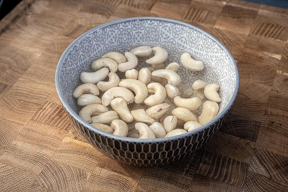 Alle oben angegebenen Zutaten für die Basilikumcreme bereitstellen und
anschließend die Cashewkerne ca. 15 min in heißem Wasser einweichen.