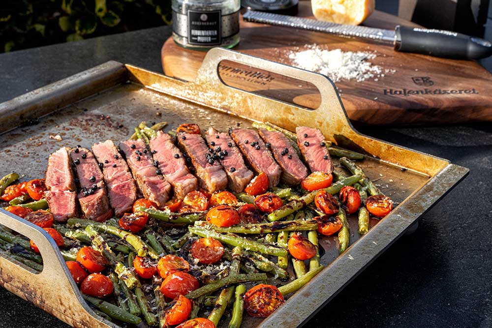 Das Endergebnis: US Ribeye an mit Käse überbackenen Bohnen und Tomaten