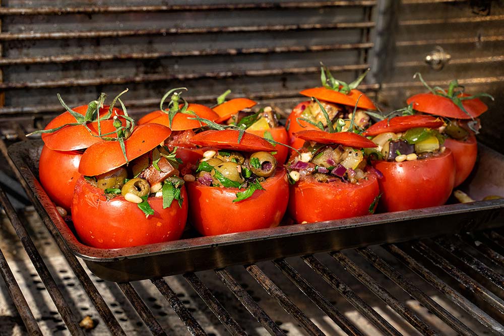 Gefüllte Tomaten in der Grillschale XL Gefüllte Tomaten in der Grillschale XL