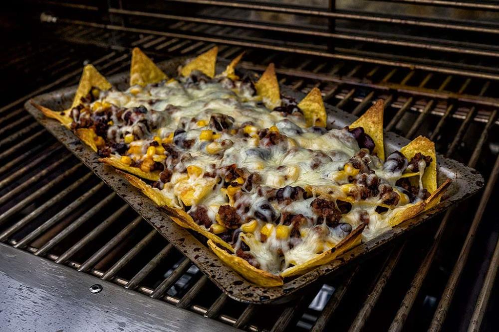 Die Grillschale XL kann direkt auf das Rost gestellt werden Die Grillschale XL kann direkt auf das Rost gestellt werden