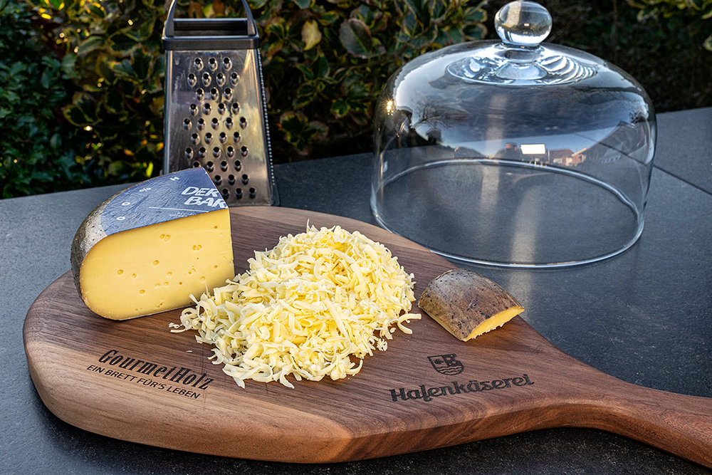 Käse reiben. Es kann nie genug Käse sein! Aber es reicht auch eine gute Hand voll