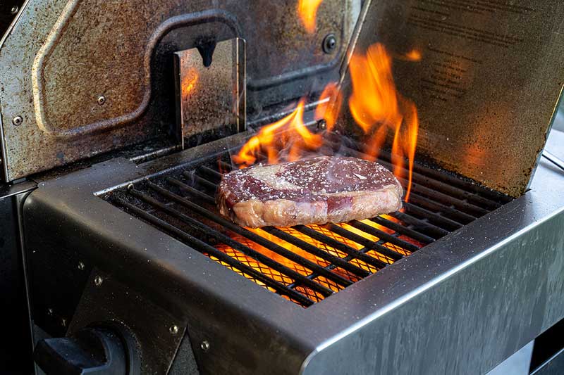 Salzen und angrillen
