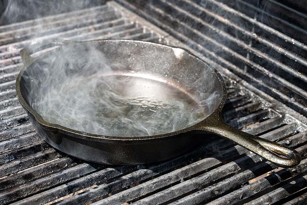 Pfanne aus Gusseisen einbrennen